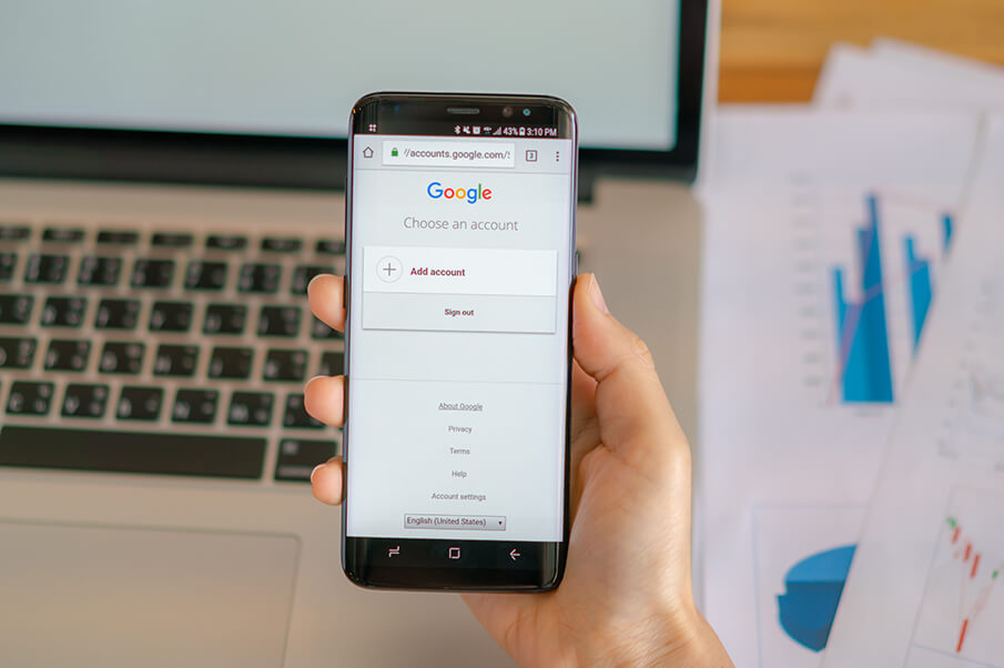 Mão segurando um telefone celular no painel do Google