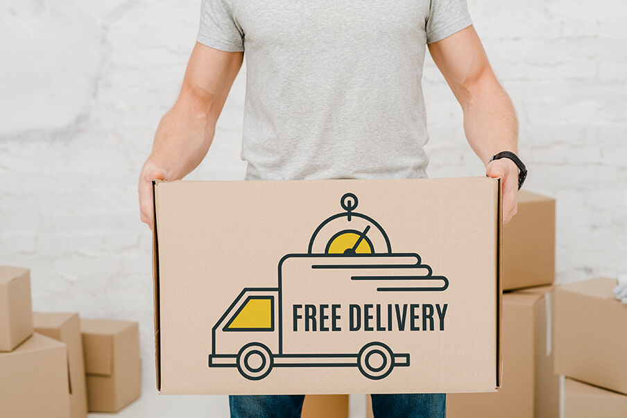 Homem segurando uma caixa com logo escrito delivery com entrega grátis